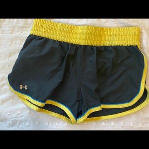 Under Armour HearGear Shorts | Size Medium